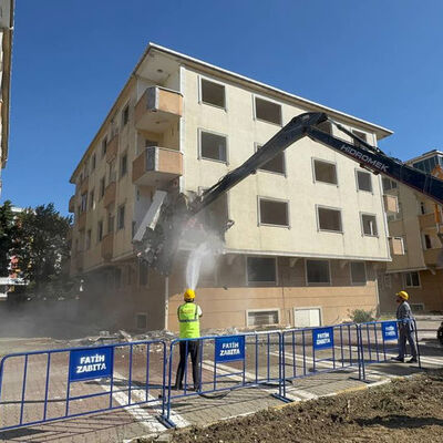Fatih'te 33 yıllık sitenin yıkımına başlandı