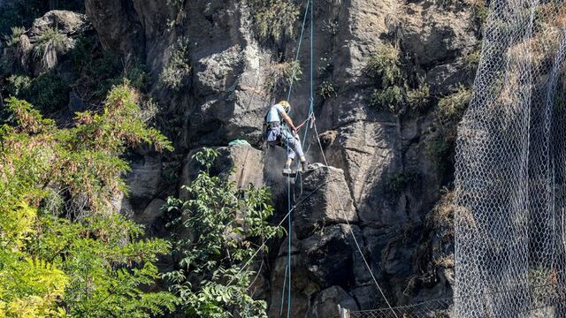Bitlis'te kaya düşme riskine çelik ağlı önlem