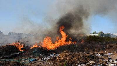 Çöp ve molozların olduğu alanda yangın