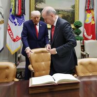 Trump’tan koltuk jesti