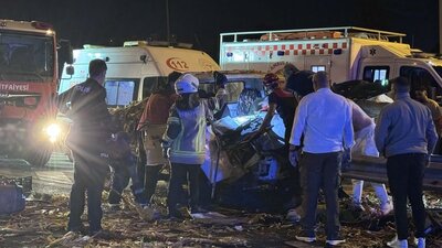 Kaza yapan kamyonette sıkışan 3 kişi yaralandı