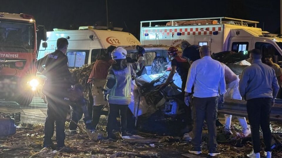 Kaza yapan kamyonette sıkışan 3 kişi yaralandı