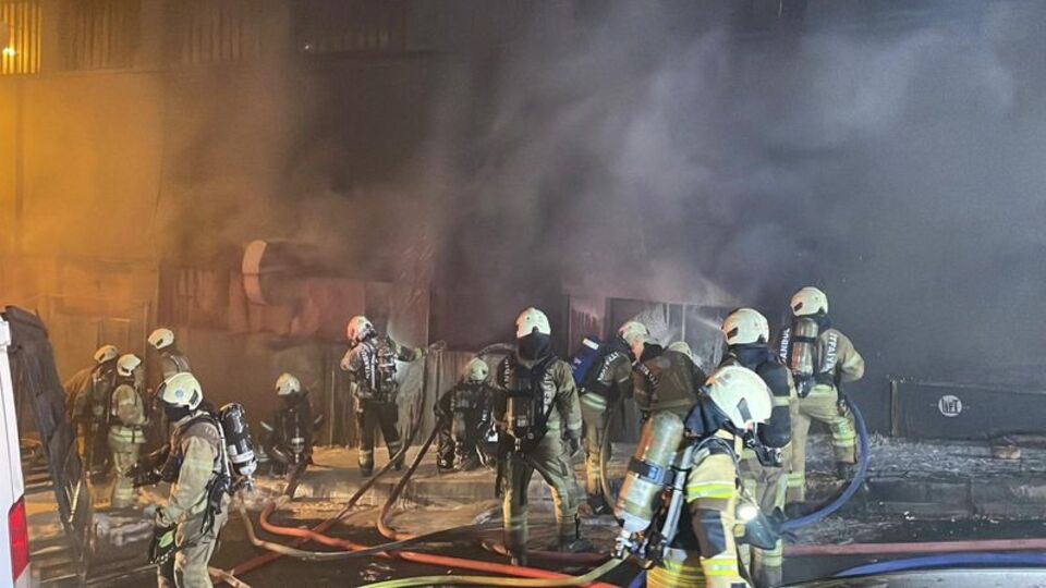 Matbaa deposu alev alev yandı