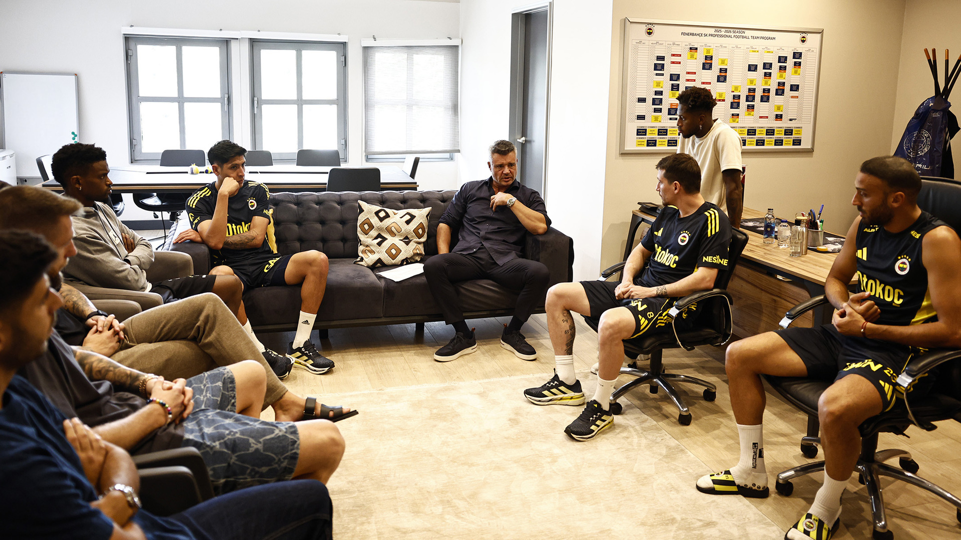 Fenerbahçe Başkanı Saran'dan Kritik Toplantı: Futbolcularla Kader Birliği!