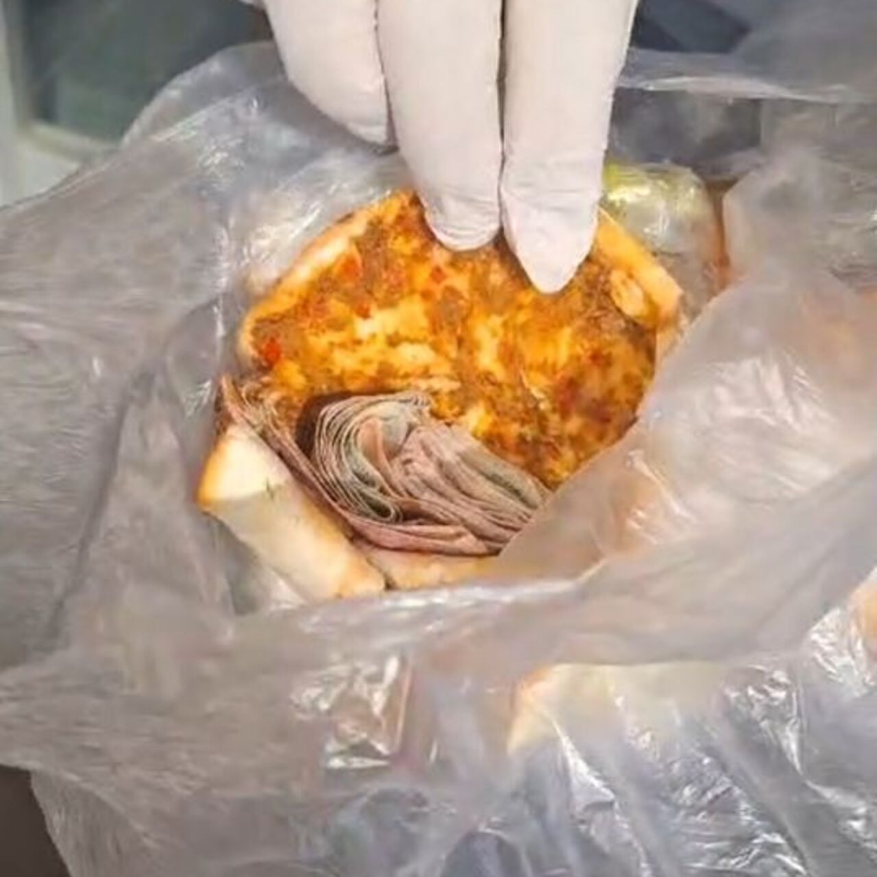 Lahmacunun arasına para saklamış