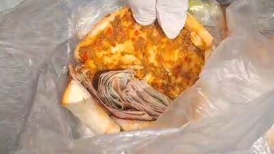 Lahmacunun arasına para saklamış