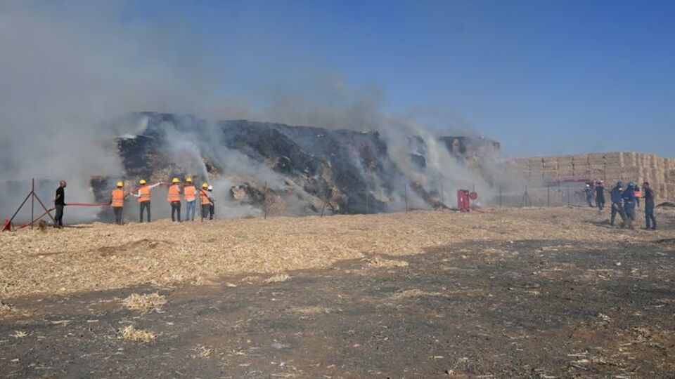 İstiflenen mısır balyaları alev aldı