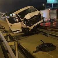 Bariyerlere çıkan aracın sürücüsü yaralandı