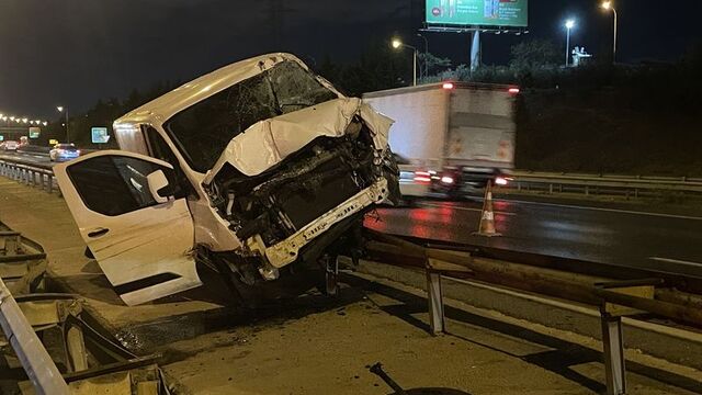 Bariyerlere çıkan aracın sürücüsü yaralandı