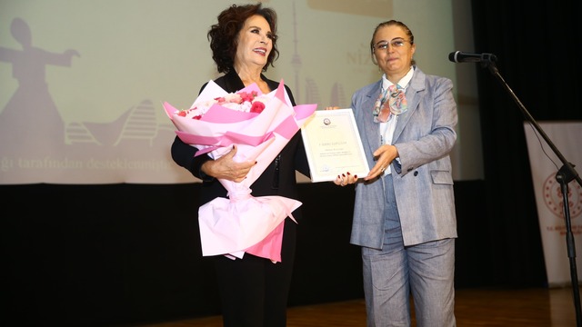 Hülya Koçyiğit'i bağrına bastı  