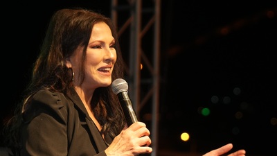 Kapılarını Aydan Şener ile açtı