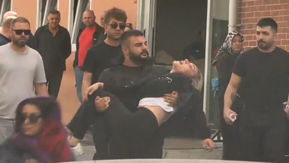 Güllü'nün kızı fenalaştı