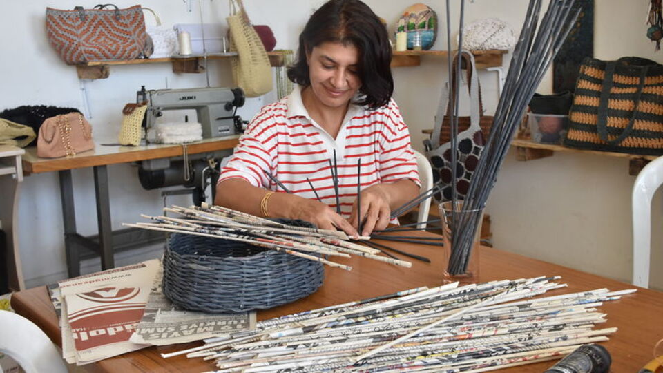 Atık kağıtları sepete dönüştürüyorlar