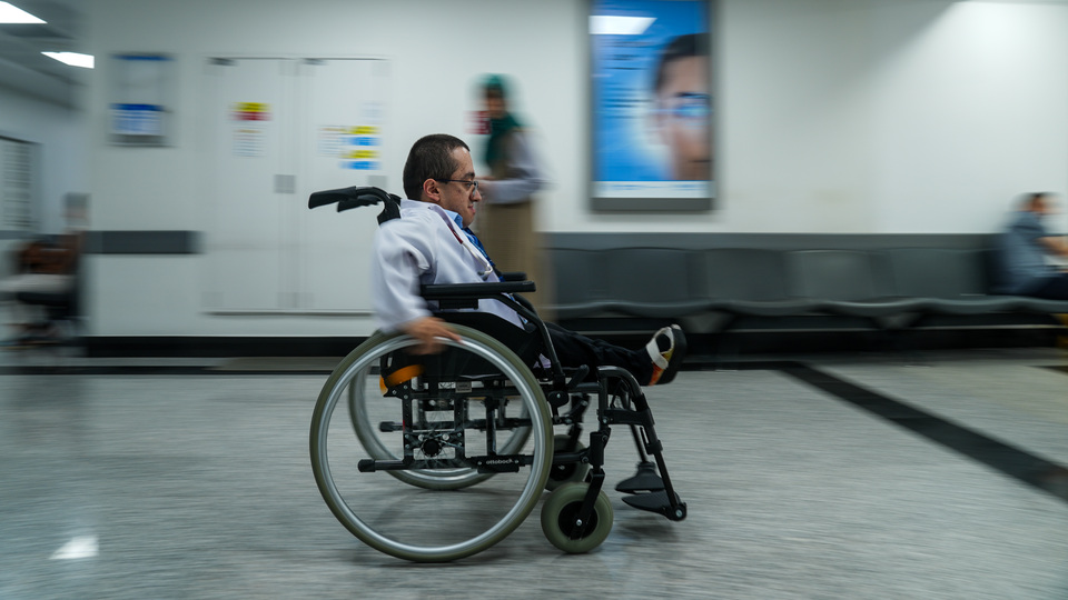 Cam kemik hastasının doktorluk hayali gerçek oldu