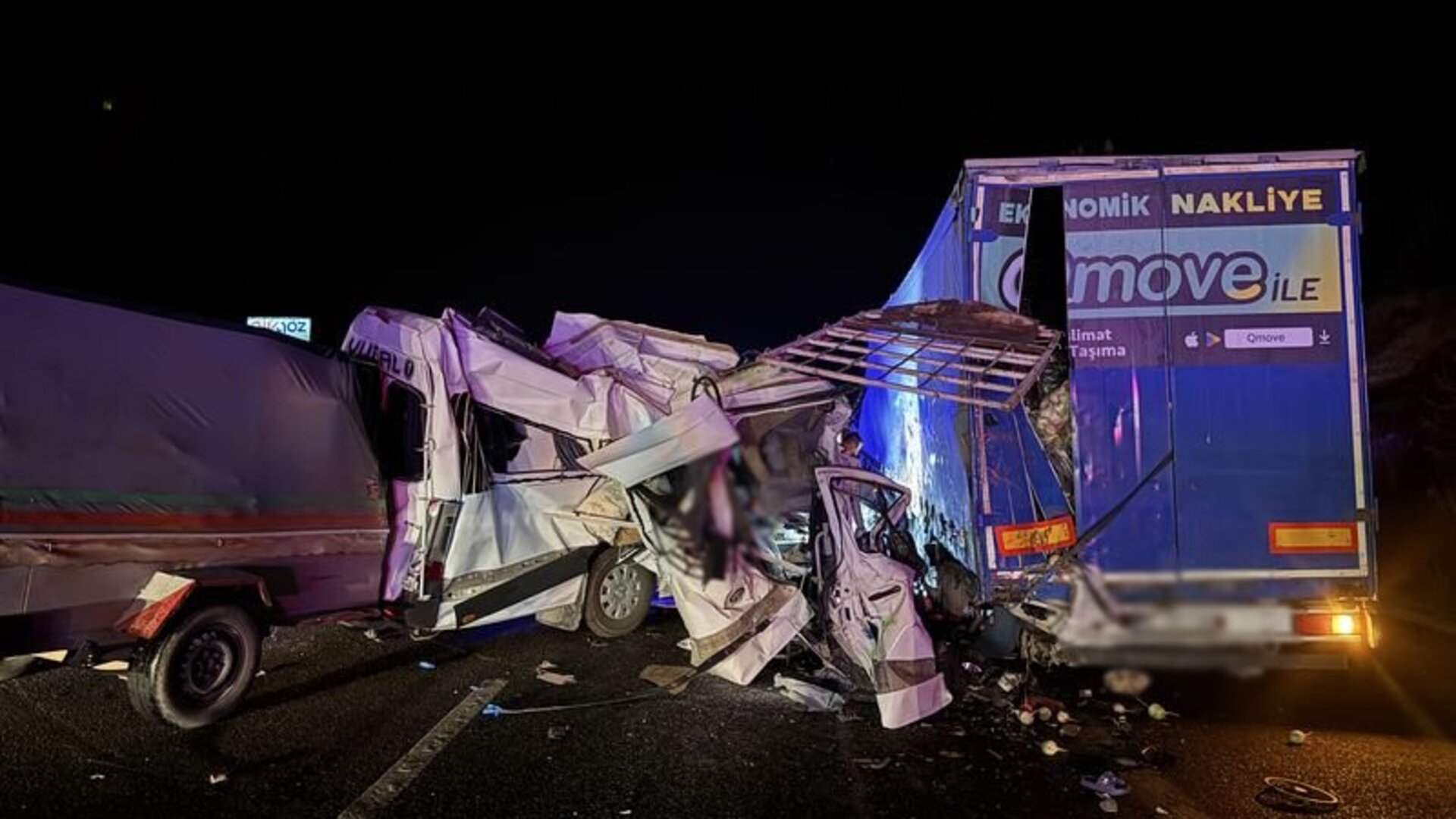Tarsus'ta Feci Kaza: Minibüs Tır'a Çarptı, 3 Can Gitti, 16 Yaralı!
