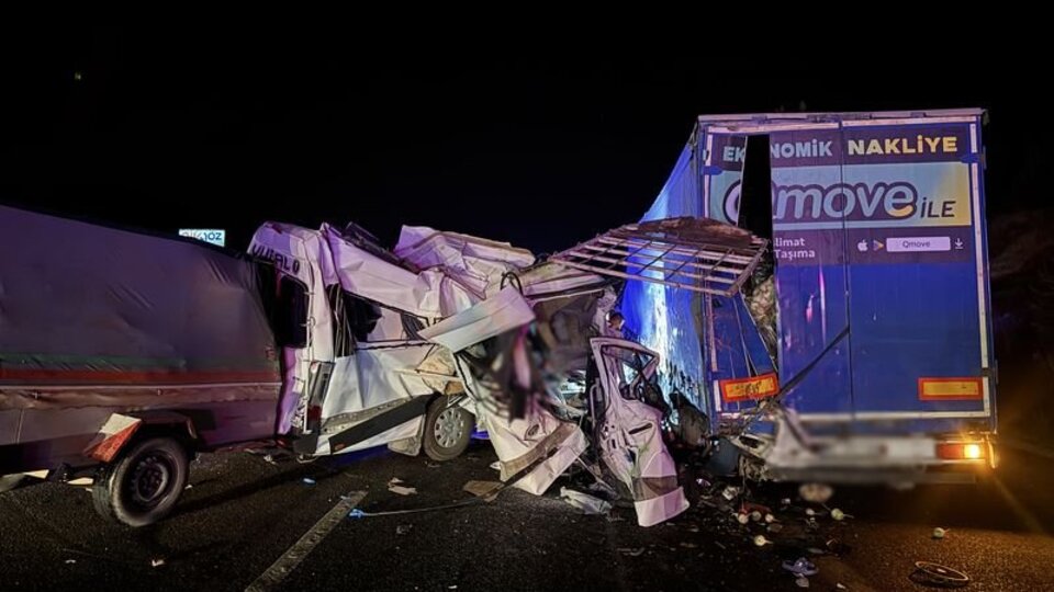 Tarsus'ta minibüs TIR'a çarptı: 3 ölü, 16 yaralı