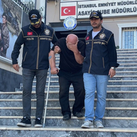 73 yaşında oto hırsızı! Polisin yardımıyla merdivenden indi!