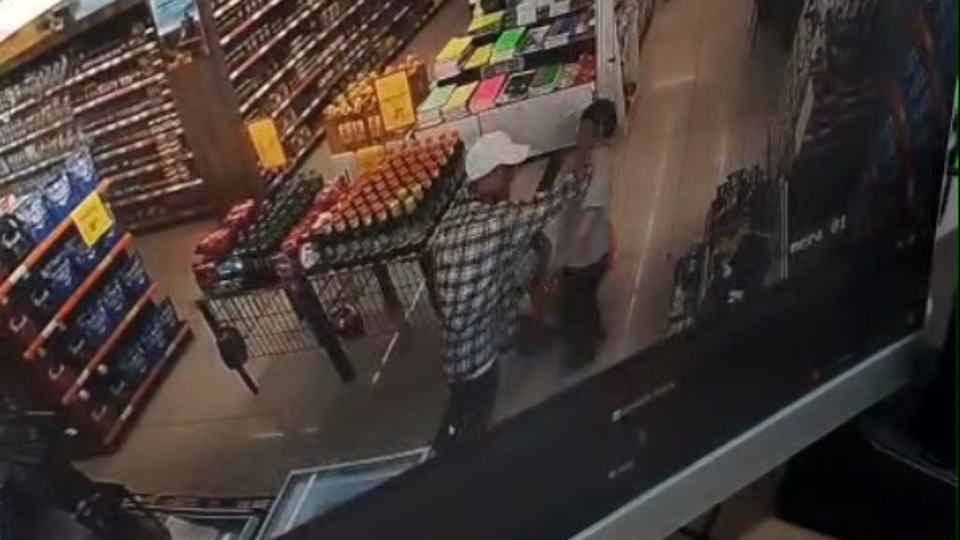 Otizmli çocuğa vurdu, yere düşürdü!