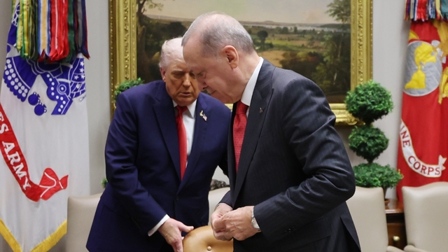 Semboller sahneyi kurar; güç sonucu mühürler