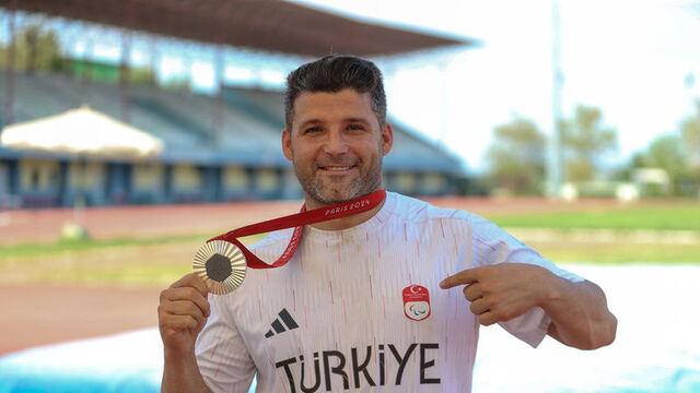 Muhammet Khalvandi'den altın madalya!