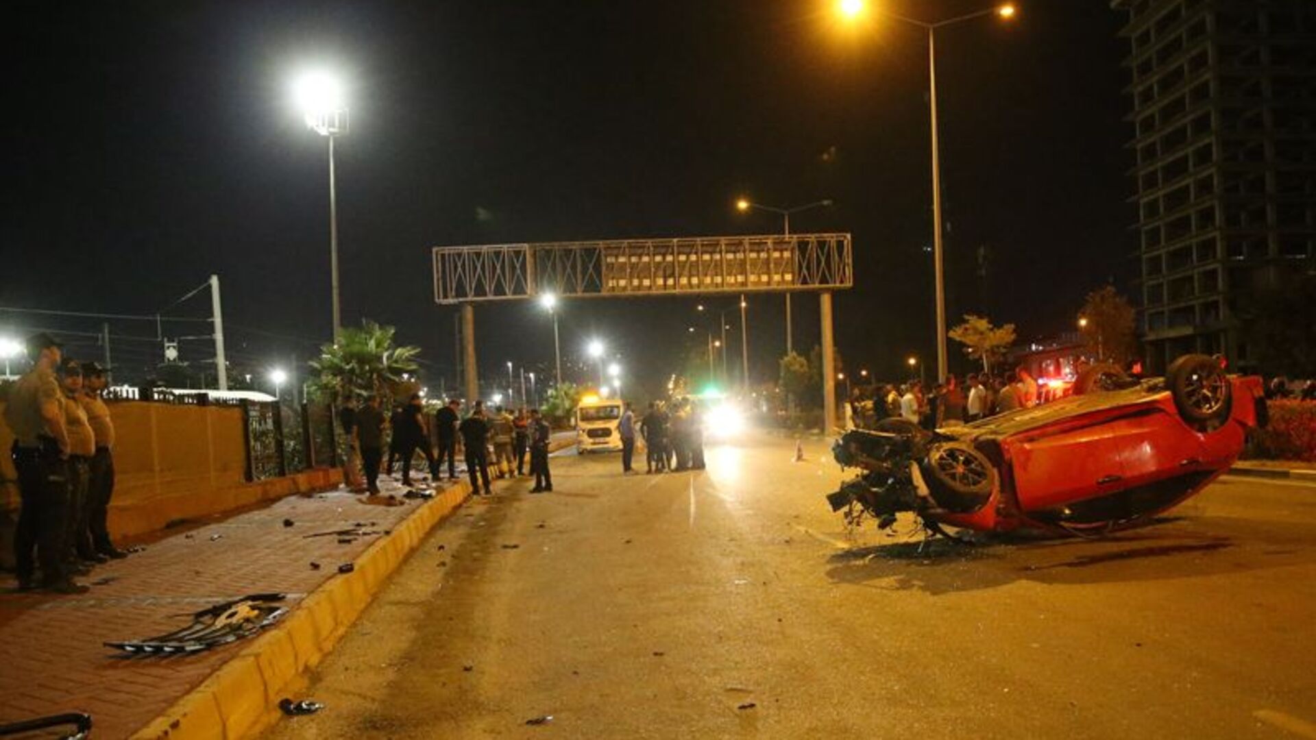 İskenderun'da Korkunç Trafik Kazası: Otomobil Yayalara Çarptı, 3 Can Gitti!