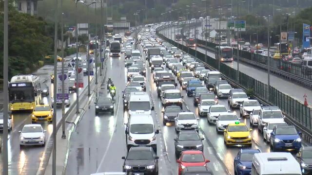 Yağmur ve trafik! İstanbul'da yoğunluk yüzde 85'e çıktı!