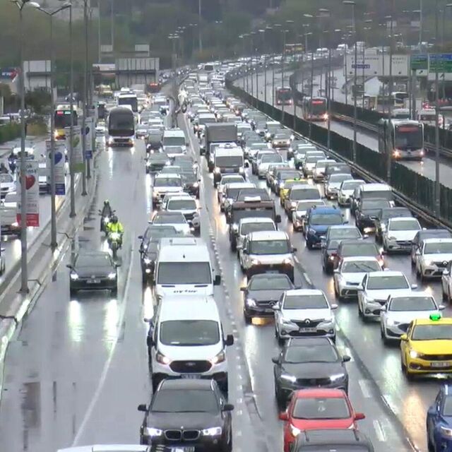 Yağmur ve trafik! İstanbul'da yoğunluk yüzde 85'e çıktı!