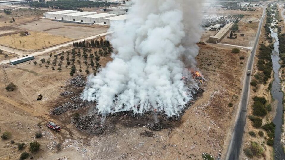 Aktarma için bekleyen çöpler yandı!