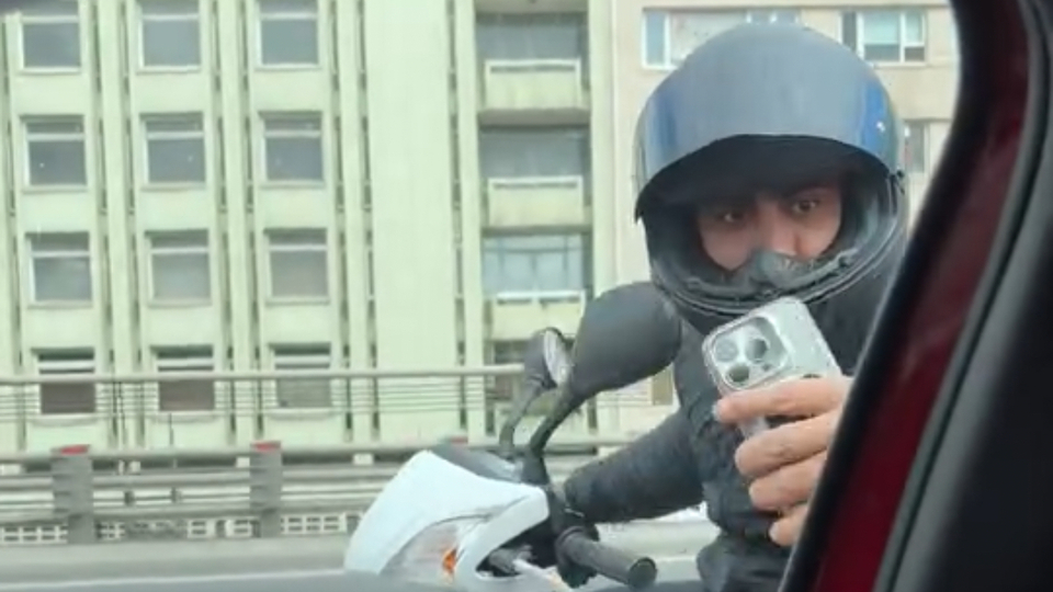 Aracı yumrukladı! Trafikte kadın avukata tehdit!