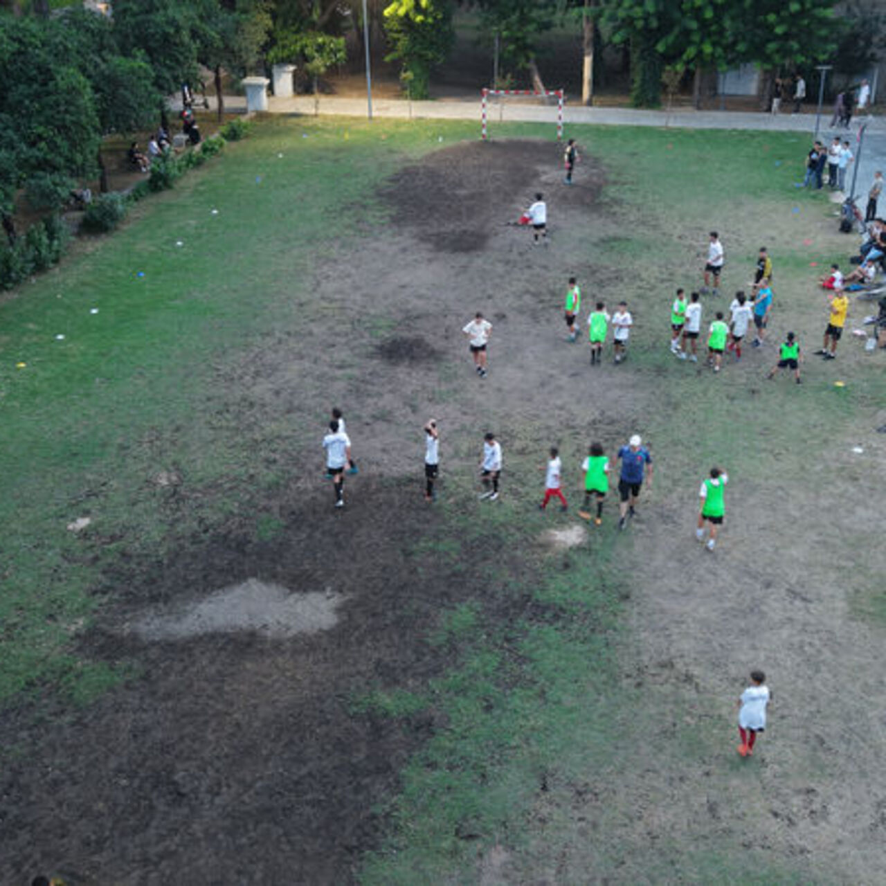 Muhtardan mahallesine futbol sahası