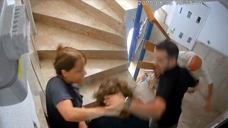 O anlar kamerada... Kedi besleme kavgasında kadın komşusunun burnunu kırdı!