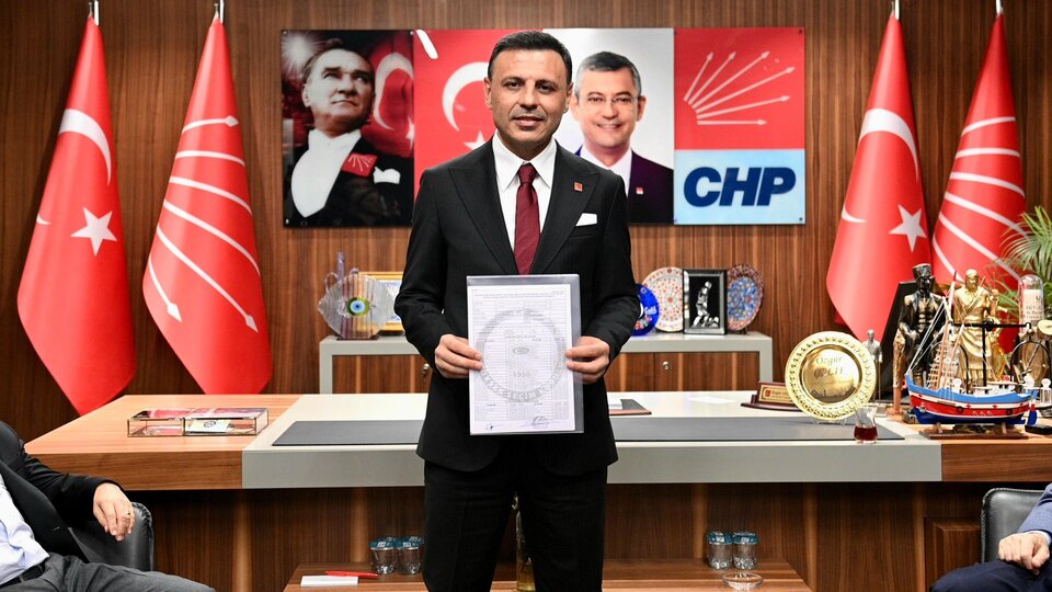 Özgür Çelik mazbatasını aldı