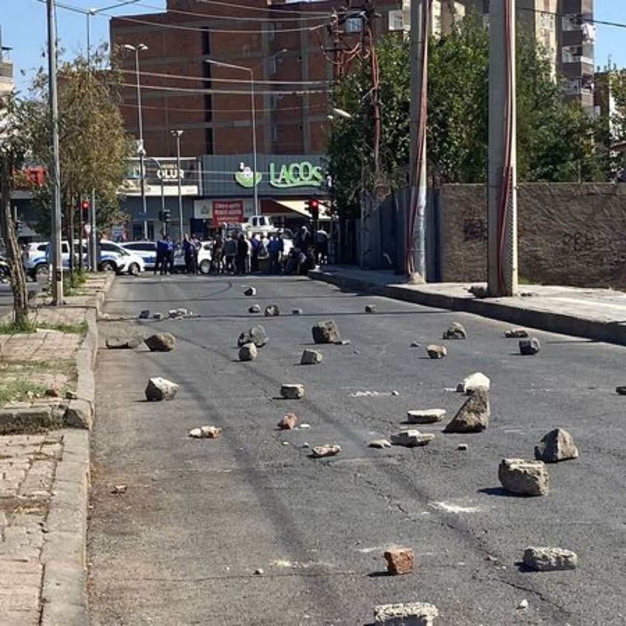 Diyarbakır'da yolu taşlarla trafiğe kapattılar