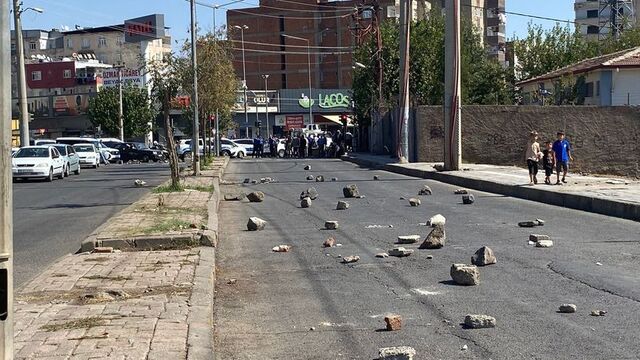 Diyarbakır'da yolu taşlarla trafiğe kapattılar