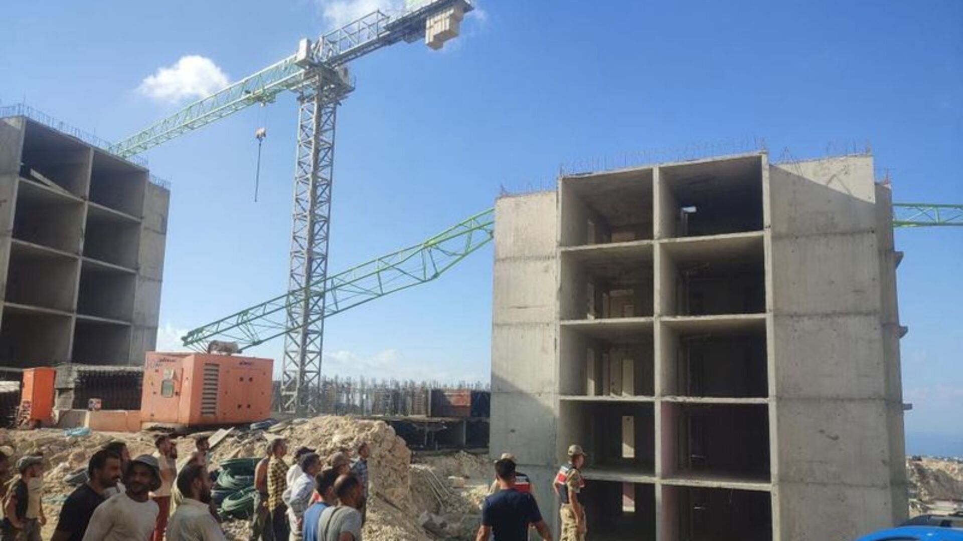 Kule vinç, binanın üzerine devrildi