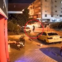 Ateş açtı patenle kaçtı!