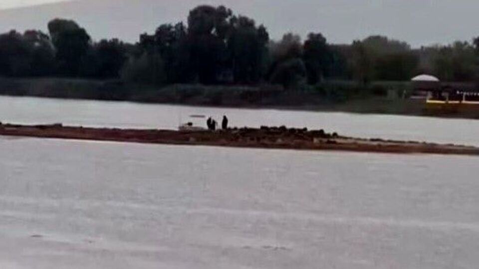 Sapanca'da gizemli yapı ortaya çıktı! Kazma-kürekle bölgeye gittiler