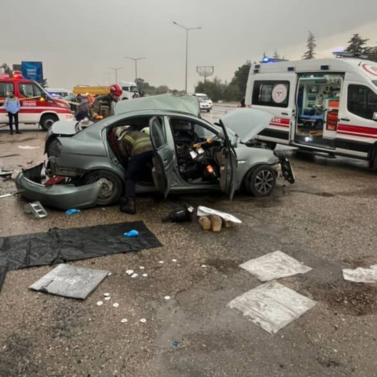 TIR'a çarpan otomobilde 3 kişi can verdi