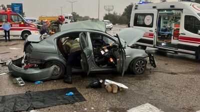TIR'a çarpan otomobilde 3 kişi can verdi