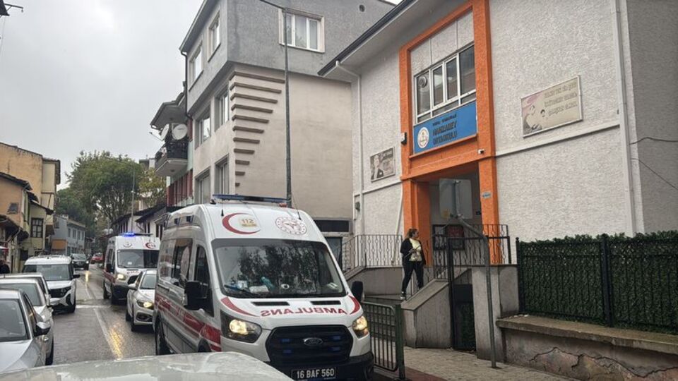 Kantinden şeker alıp yediler... 9 öğrenci zehirlendi!