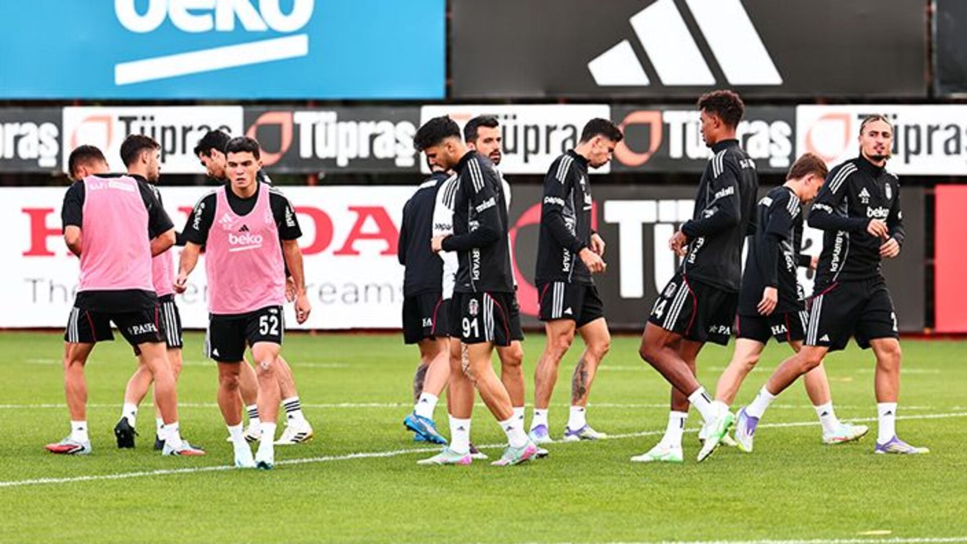 Beşiktaş, Galatasaray Derbisi İçin Hücum Ağırlıklı Çalıştı! Mert Günok'tan Kritik Vuruşlar