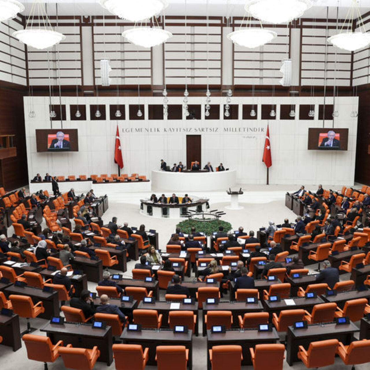 Meclis mesaisine yeniden başlıyor