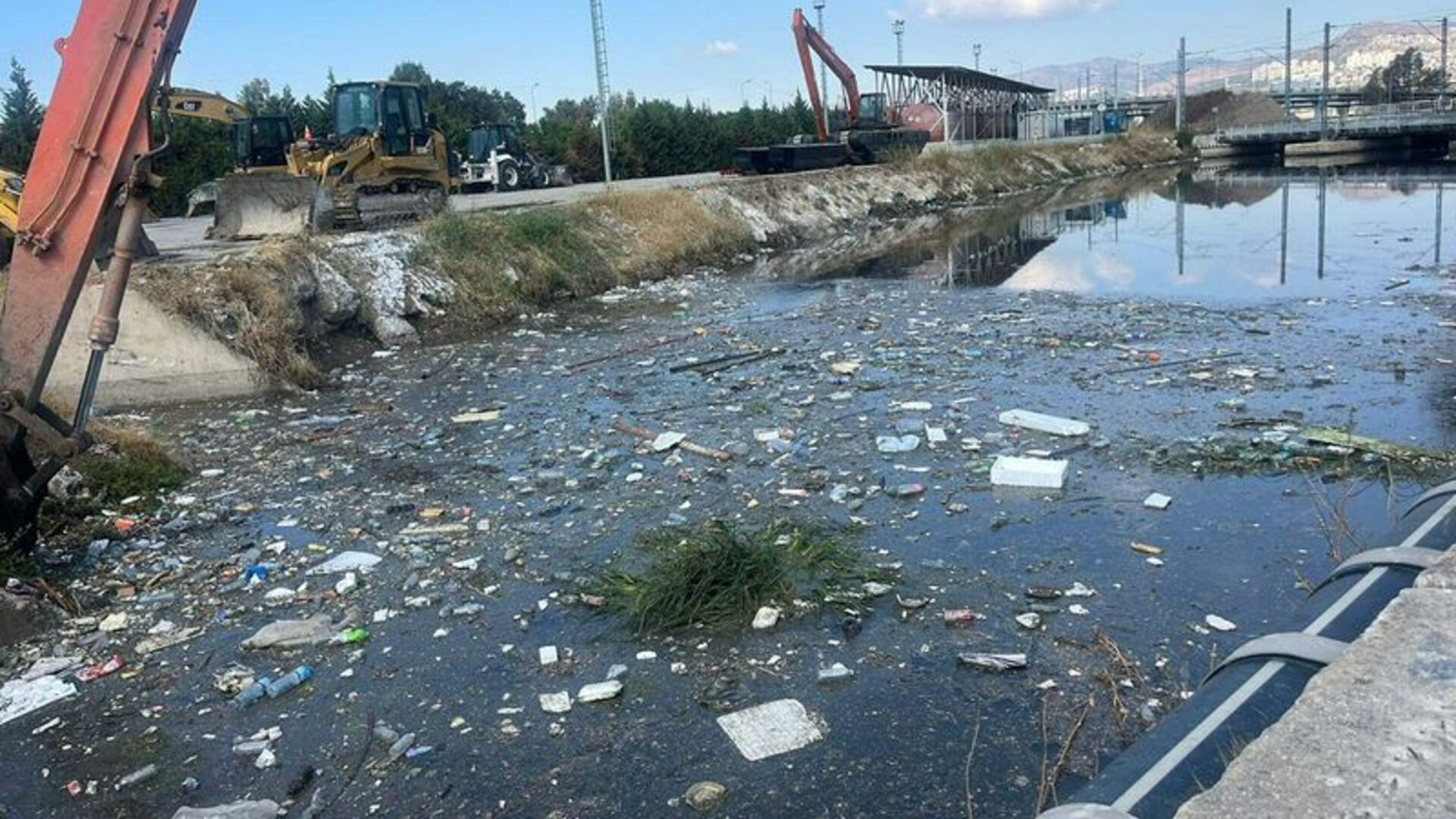 İzmir'deki Halkapınar'da kirlilik | Son dakika haberleri