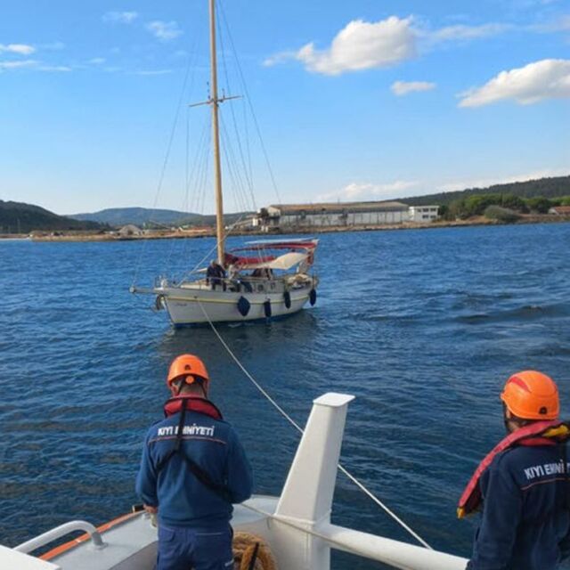 Çanakkale Boğazı'nda sürüklenen tekne kurtarıldı