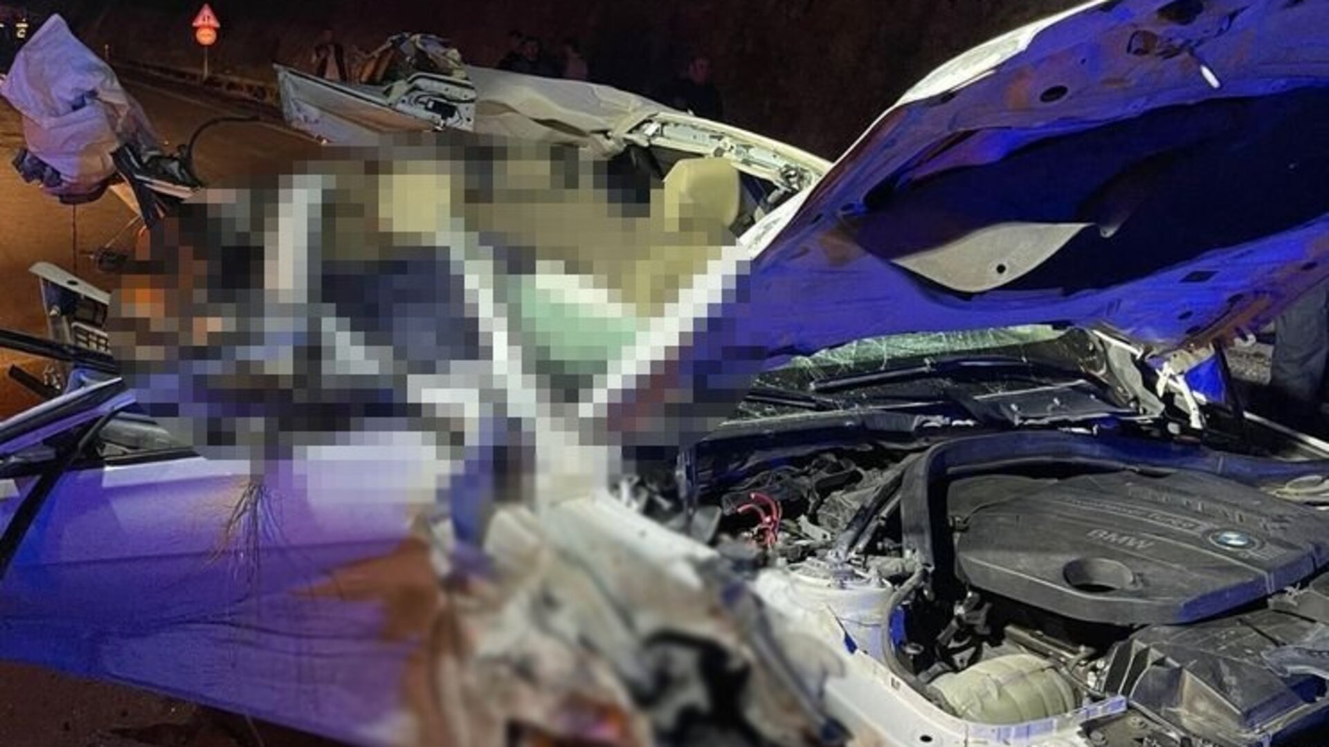 Mersin'de Korkunç Kaza: Park Halindeki Tır, Otomobili Ezdi! 1 Ölü, 1 Yaralı