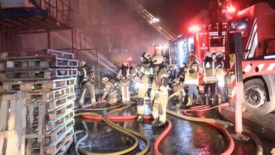 Plastik malzeme deposunda yangın çıktı