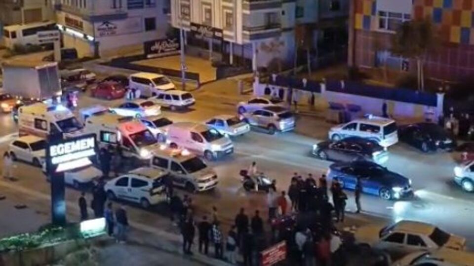 Otomobili taşlanan sürücü bir kişiyi ezdi! O anlar kamerada