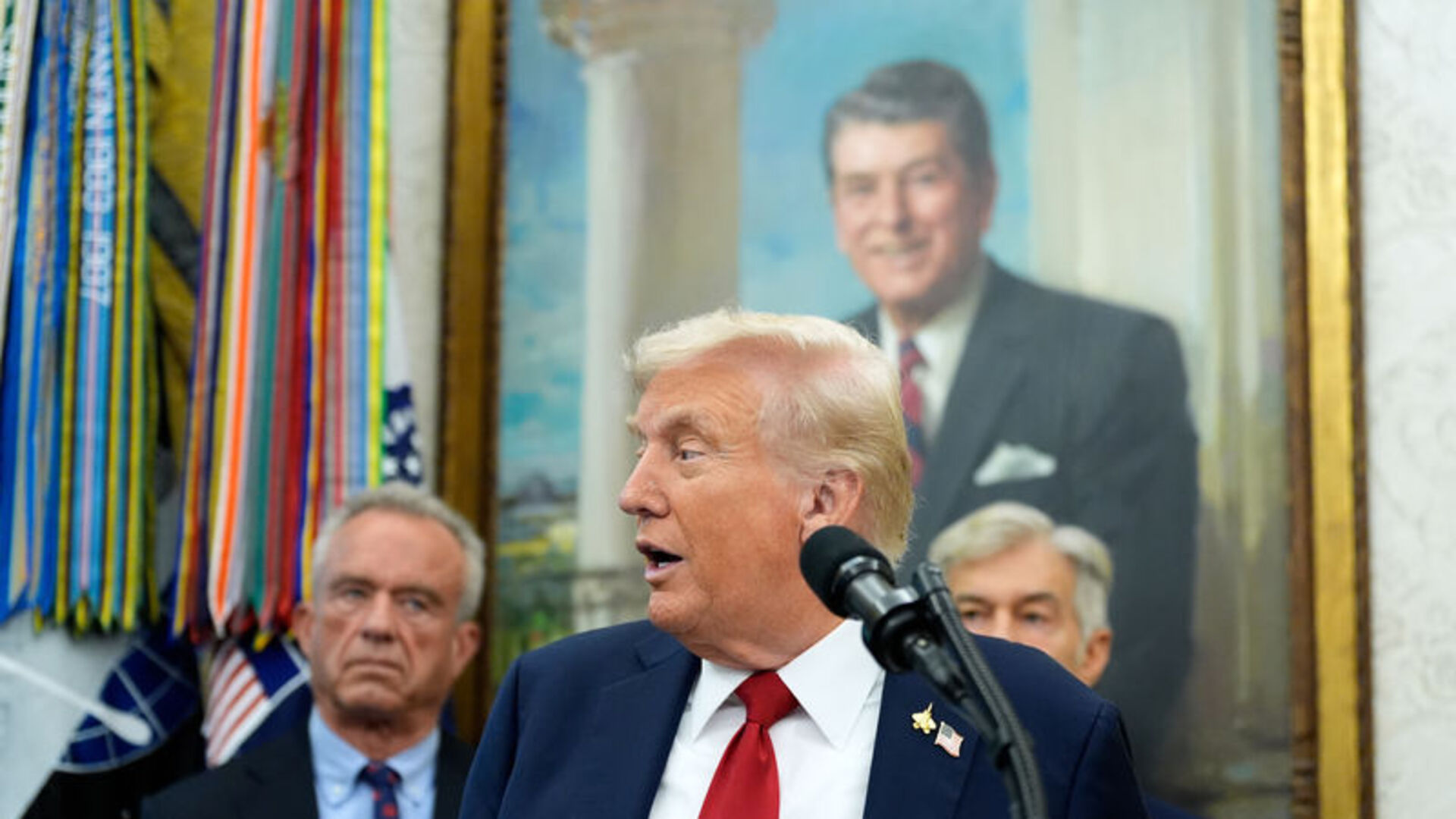 Trump'tan Kennedy'ye Korona Şakası: 'Umarım COVID Kapmamışımdır!'