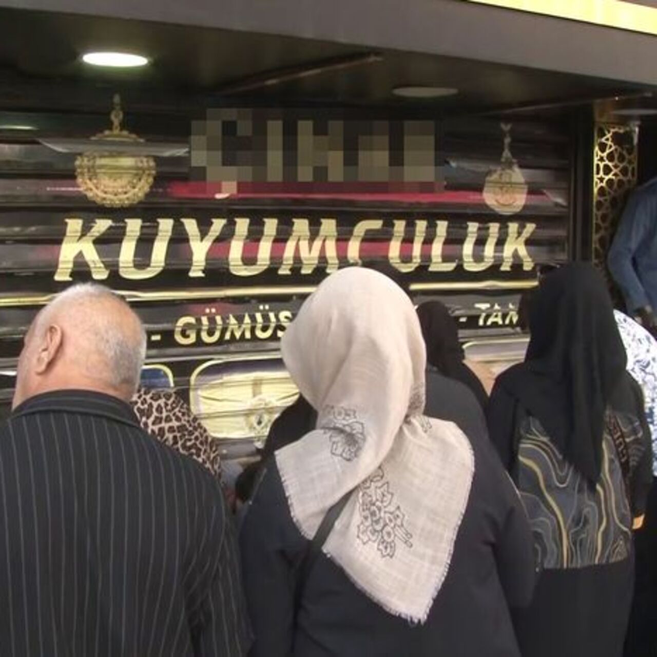Kuyumcu altınları alıp kaçtı, vatandaşlar dükkanı yağmaladı | Güncel Haber