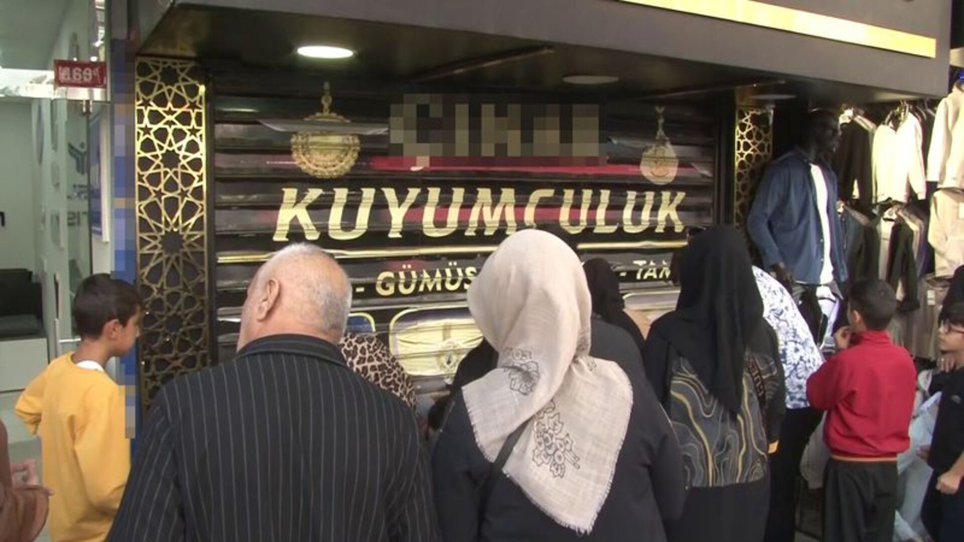 Kuyumcu altınları alıp kaçtı, vatandaşlar dükkanı yağmaladı | Son dakika haberleri